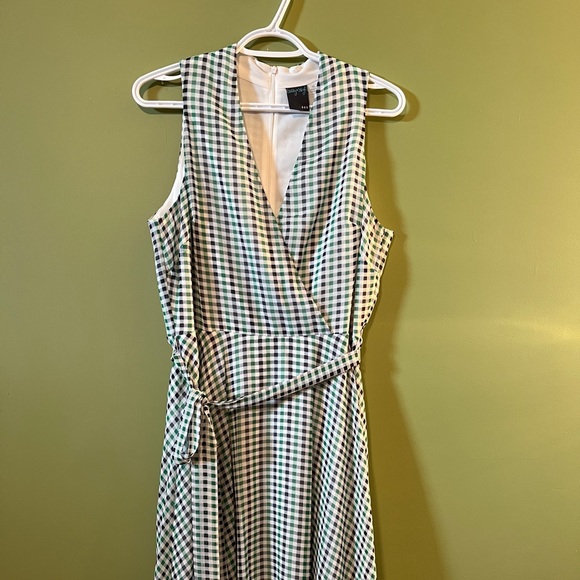 Gabby Skye sleeveless dress. - Picture 1 of 9